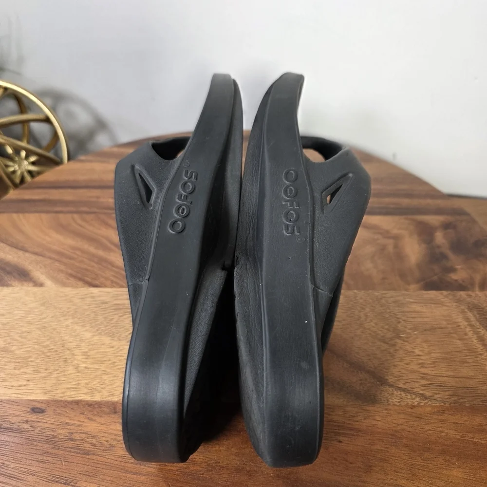 OOFOS Black Thong Recovery Sandals Men's 8 Women's 10
